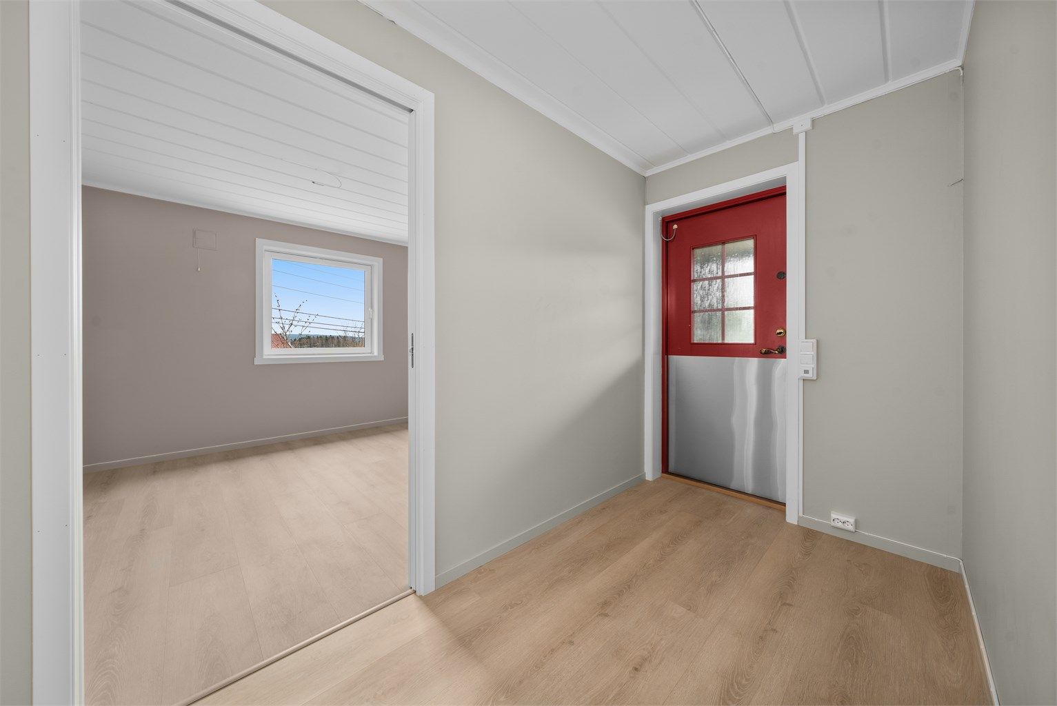 Den separate boenheten i underetasjen har egen profilert entrédør med glassfelt og sikkerhetslås.