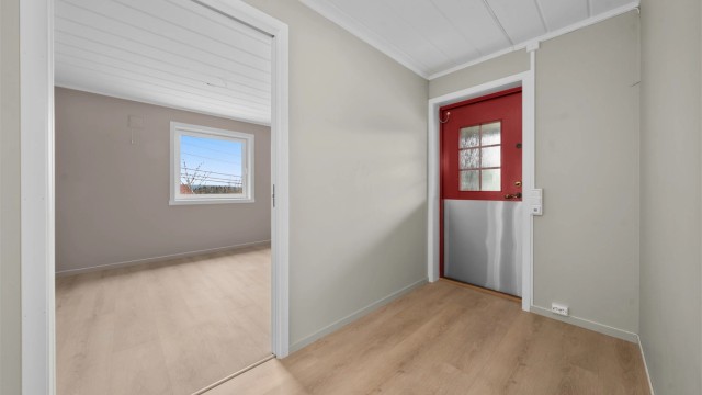 Den separate boenheten i underetasjen har egen profilert entrédør med glassfelt og sikkerhetslås.