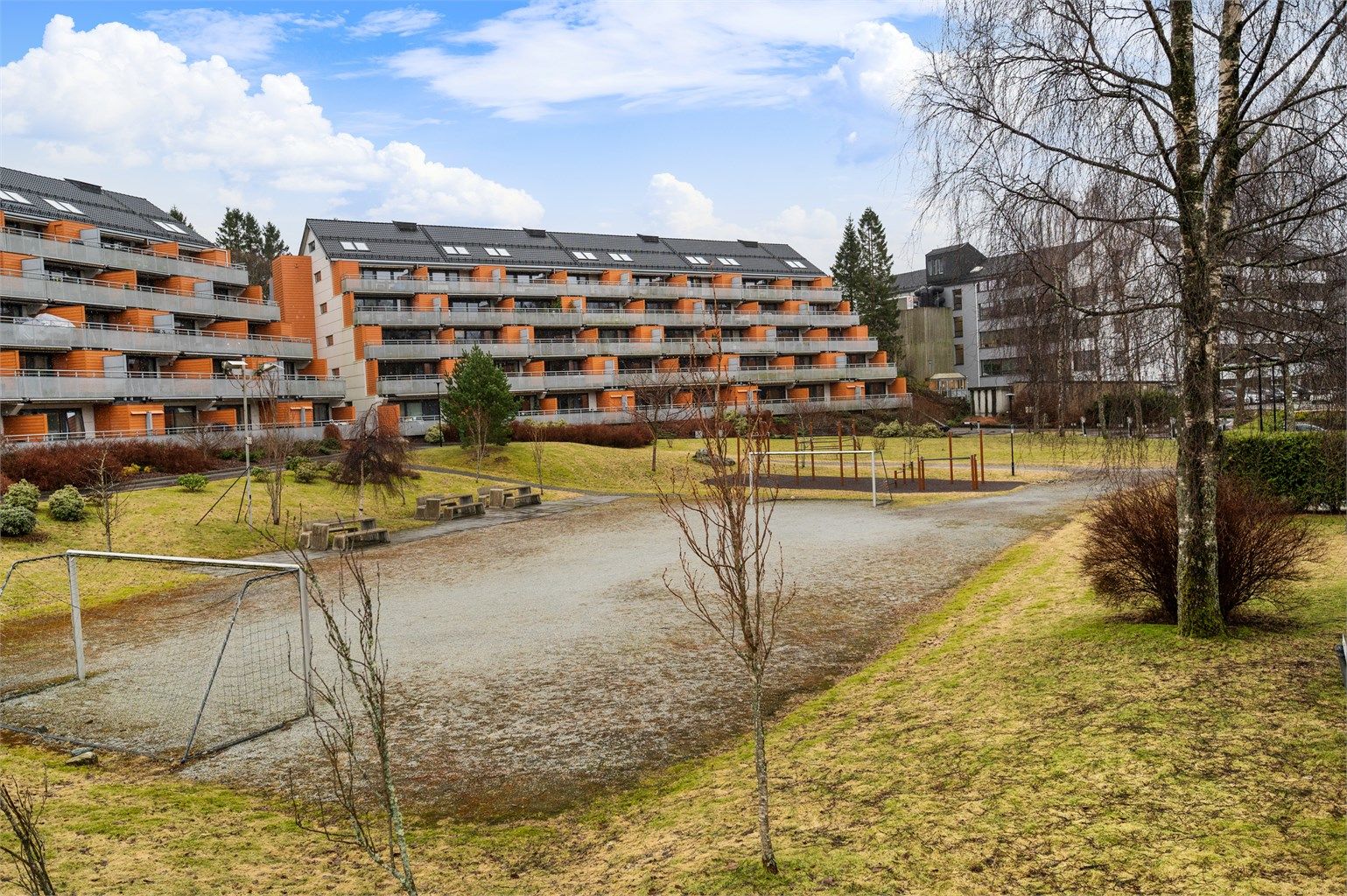 Store fellesområder i borettslaget. Leiligheten er kun en kort spasertur unna dagligvare, store arbeidsplasser og bybanestopp.