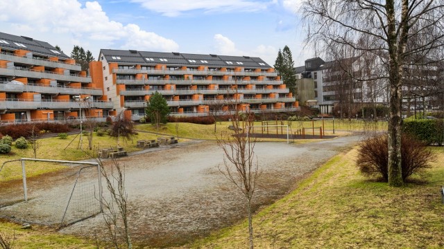 Store fellesområder i borettslaget. Leiligheten er kun en kort spasertur unna dagligvare, store arbeidsplasser og bybanestopp.