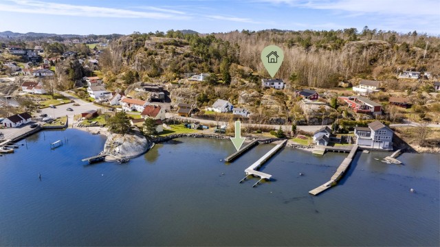 Med unik beliggenhet helt ned mot Lahellefjorden, egen vannlinje og tilhørende brygge, representerer denne eiendommen noe langt utenom det vanlige