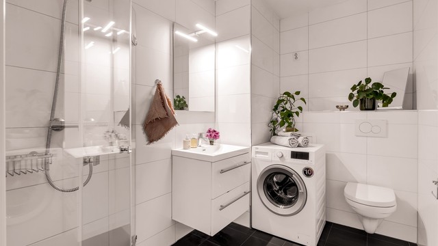 Lyst og tidløst baderom pusset opp i 2017. Badet er flislagt med varmekabler i gulv for en behagelig start på dagen.