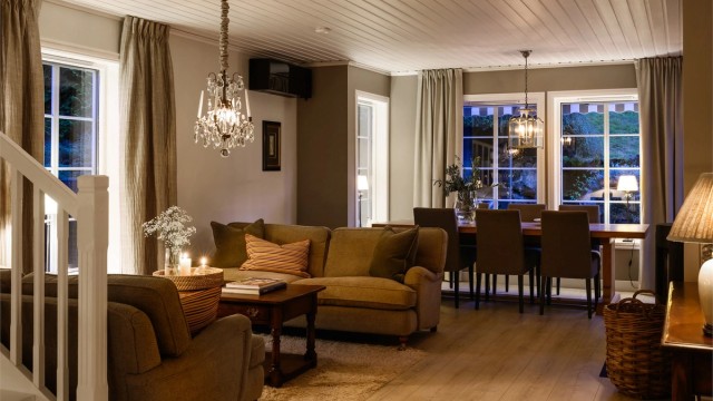Lys og luftig stue med plass til sofaområde og spiseplass.