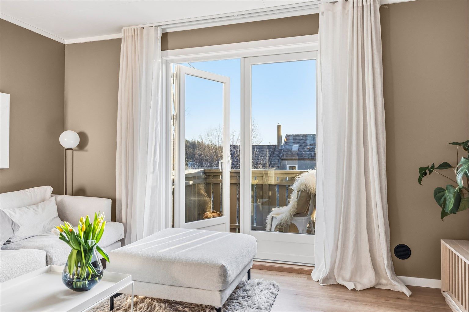Balkongen er på 1 m² og vender ut mot nabolaget.