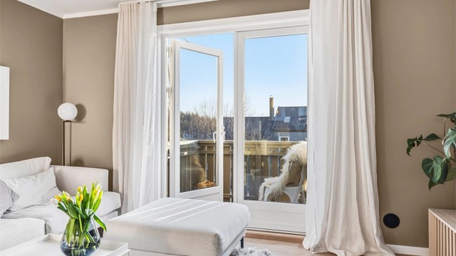 Balkongen er på 1 m² og vender ut mot nabolaget.