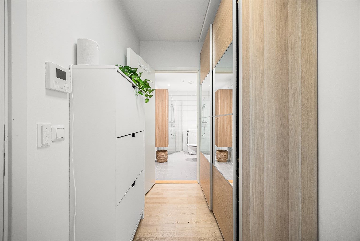 God plass til oppbevaring og oppheng av yttertøy og sko, samt et stort garderobeskap med speil. Fra entréen er det direkte tilgang til badet og videre inn i leilighetens sosiale sone