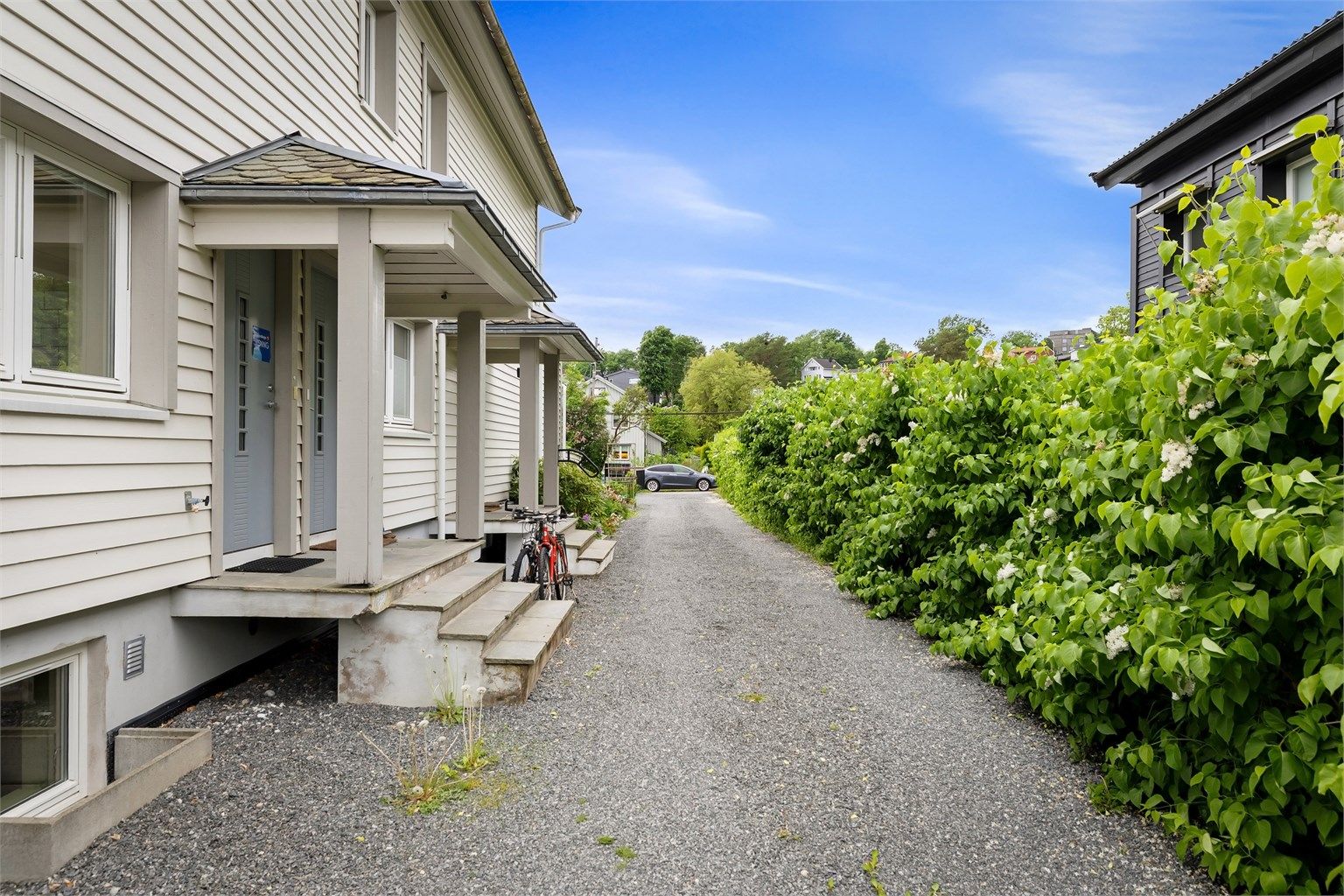 Eiendommen ligger i et fredelig og barnevennlig nærområde.