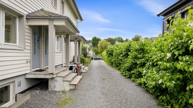 Eiendommen ligger i et fredelig og barnevennlig nærområde.