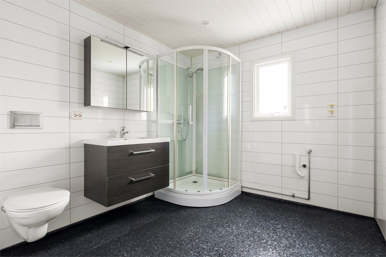 Badet ble i 2017 bygget opp på nytt fra bunnen av med blant annet nye rør og nytt el-anlegg, gulvvarme inkludert. Dette var opprinnelig et soverom.