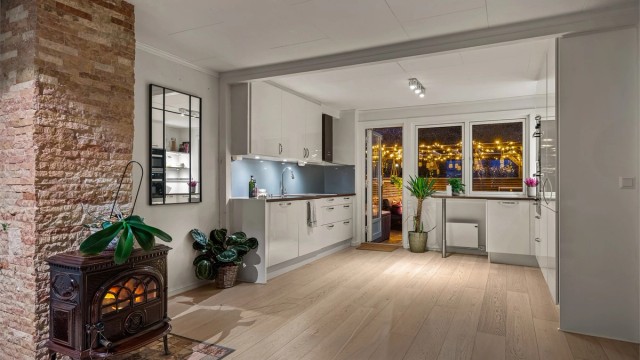 I 1. etasje finner du en lys og romslig stue, spisestue og kjøkken i åpen løsning. Et herlig rom med store vindusflater. Foto: Oh Shots