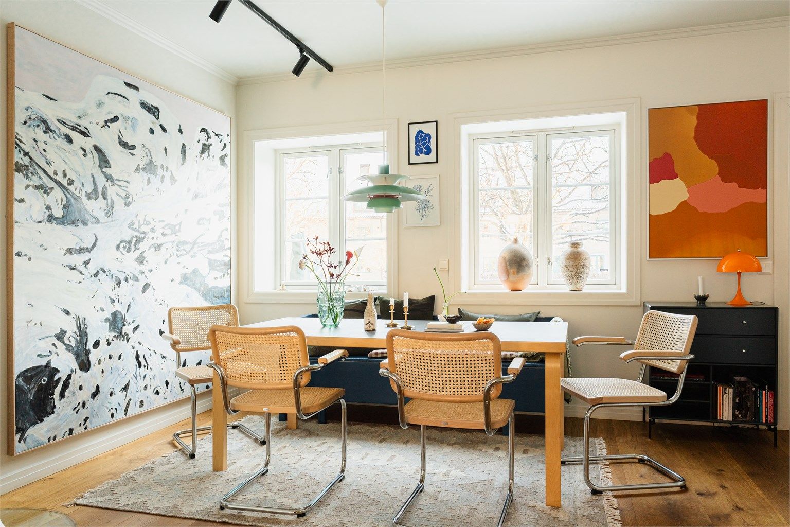 Store, klassiske vindusflater slipper inn rikelig med dagslys.