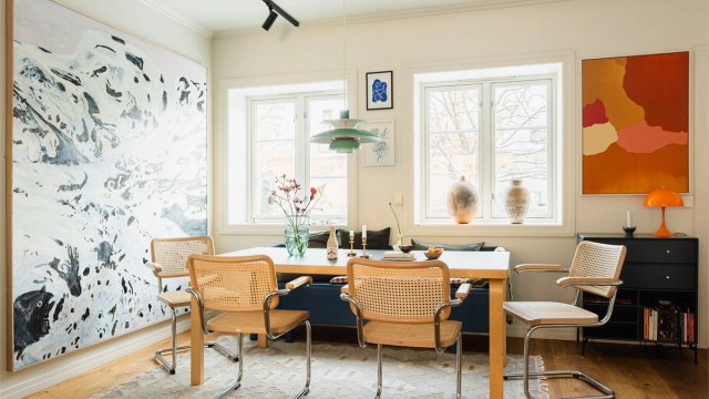 Store, klassiske vindusflater slipper inn rikelig med dagslys.