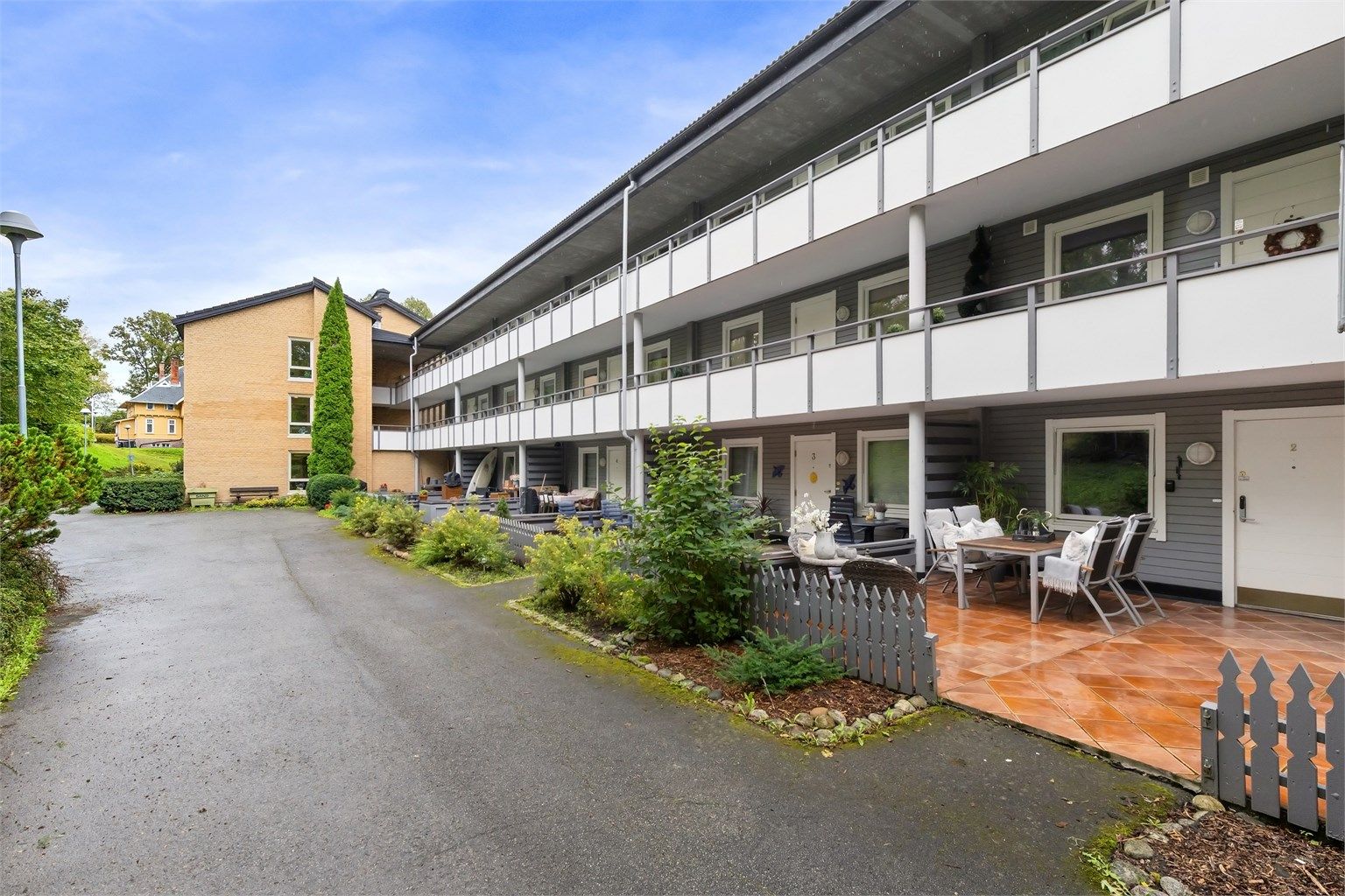 Leiligheten ligger i byggets 1. etasje og har trappefri adkomst. Med terrasse ved inngangspartiet og innglasset balkong ved stuen har du en leilighet med fine kvaliteter