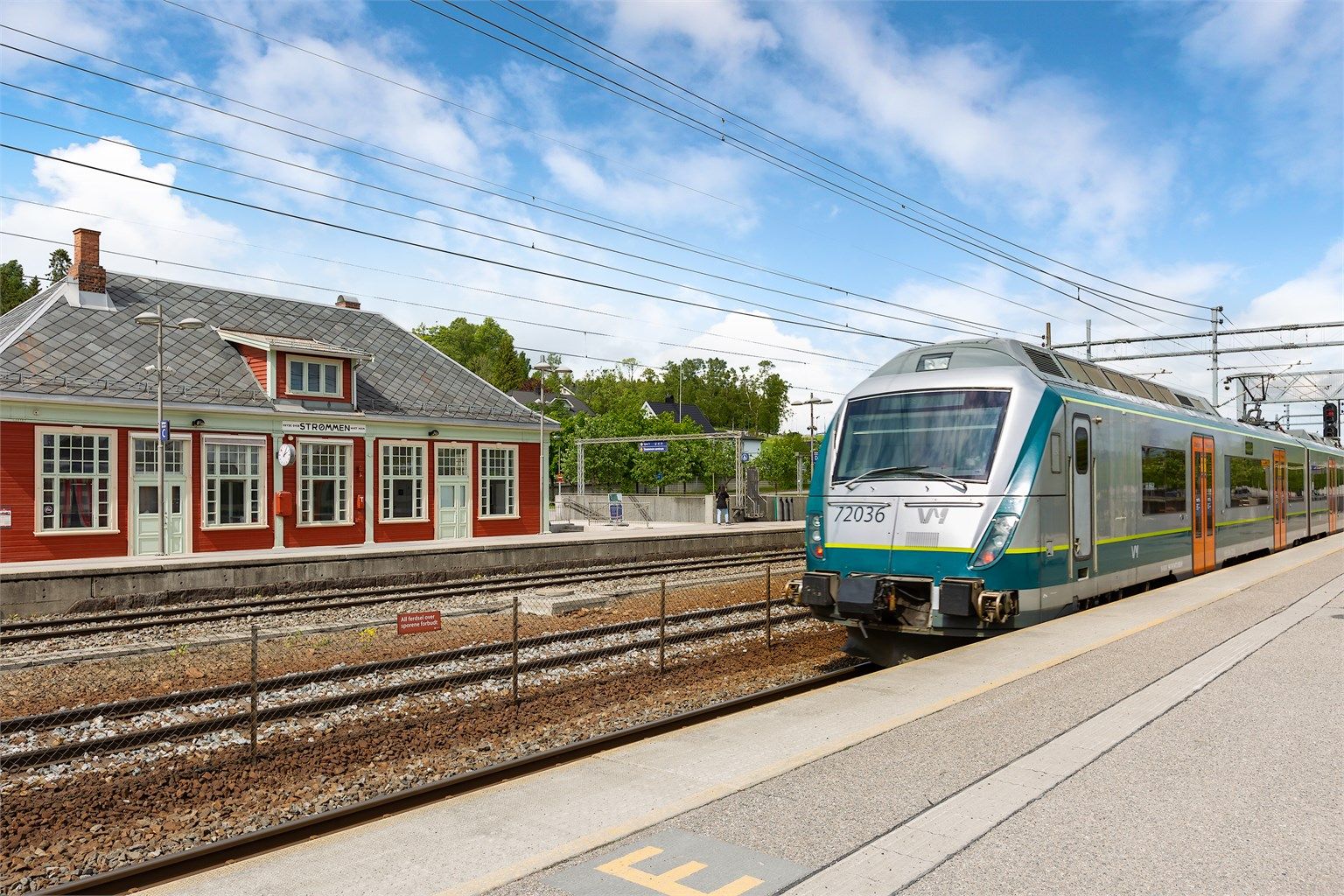 Strømmen stasjon ligger ca. 4 minutter unna, med hyppige avganger mot Oslo.