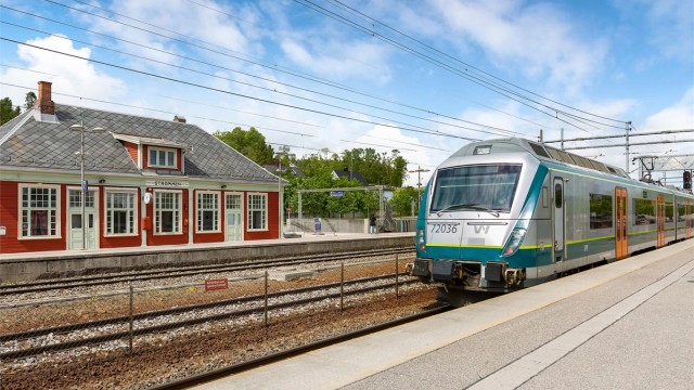 Strømmen stasjon ligger ca. 4 minutter unna, med hyppige avganger mot Oslo.
