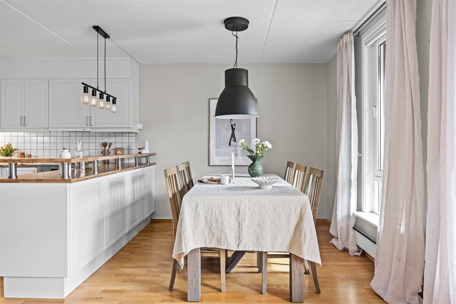 Spisestuen er ideell for større middagsselskaper og sosiale sammenkomster.