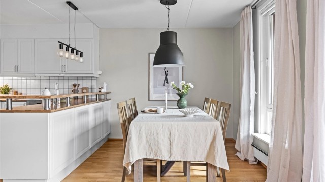 Spisestuen er ideell for større middagsselskaper og sosiale sammenkomster.