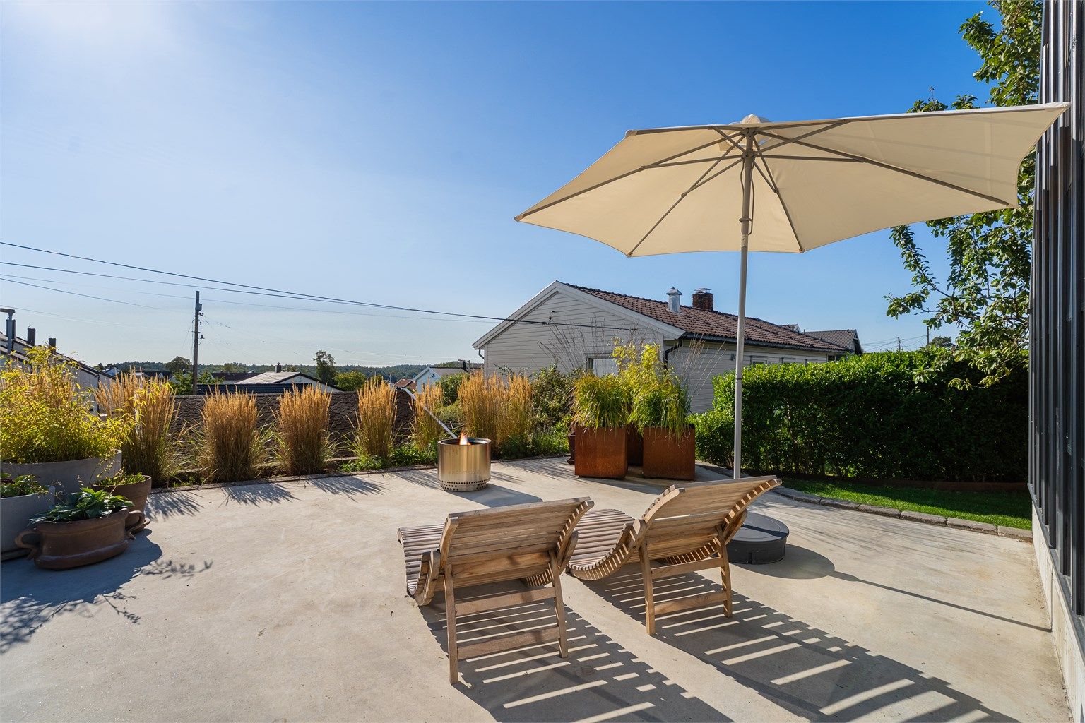 Flott platting på fremsiden av drivhuset med pusset betong. Her får du fin kveldssola! 