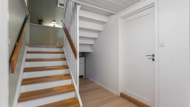 Trappen ned til kjelleren. Her er også en luft-til-luft varmepumpe fra 2019 montert.