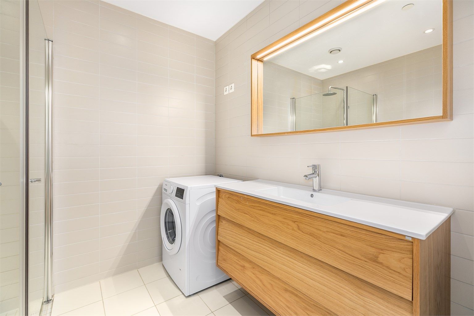 Badet er innredet med lekre designmøbler fra svenske Hafa. I hjørnet innenfor er det strømuttak til både vaskemaskin og tørketrommel.
