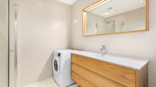 Badet er innredet med lekre designmøbler fra svenske Hafa. I hjørnet innenfor er det strømuttak til både vaskemaskin og tørketrommel.