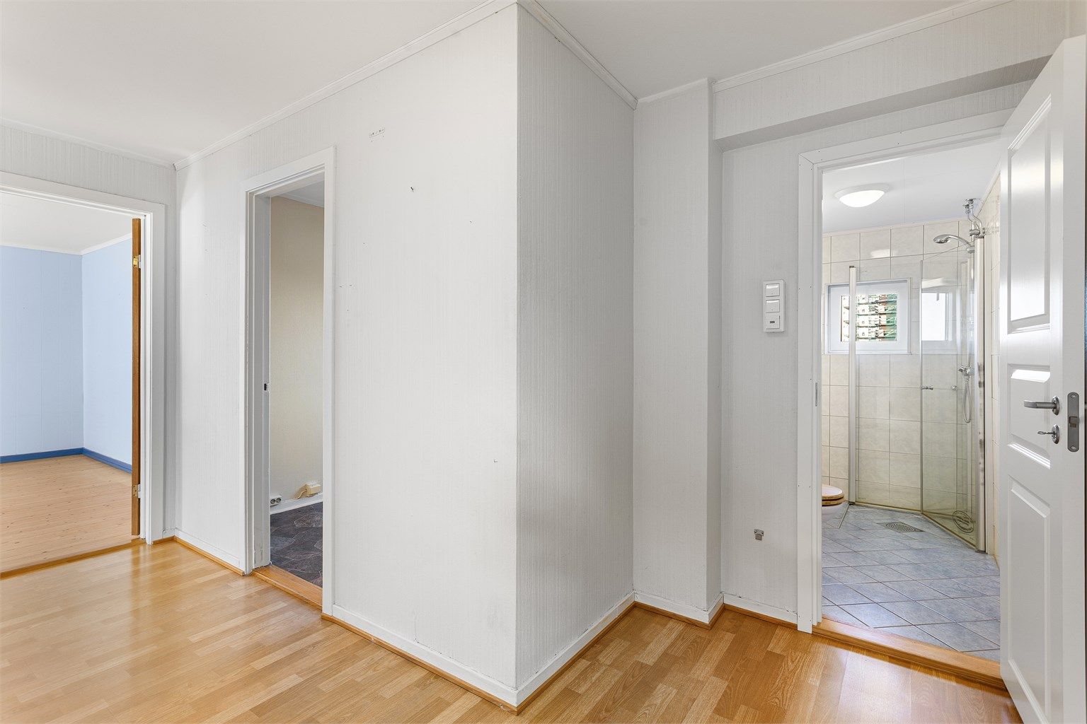 Fra gangen er det inngang til bad, kjøkken og stue, noe som gir en god flyt i boligen.