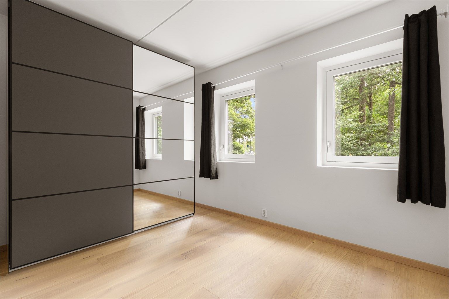 Praktisk garderobe på soverom 1