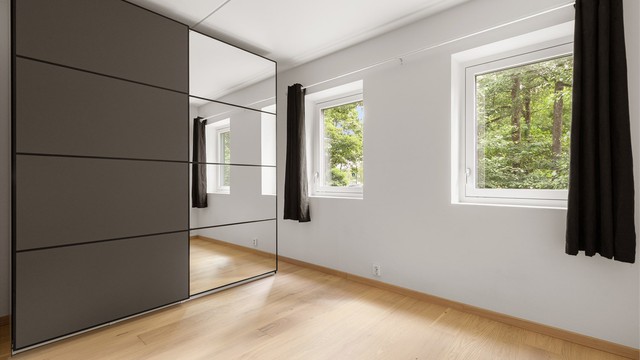 Praktisk garderobe på soverom 1