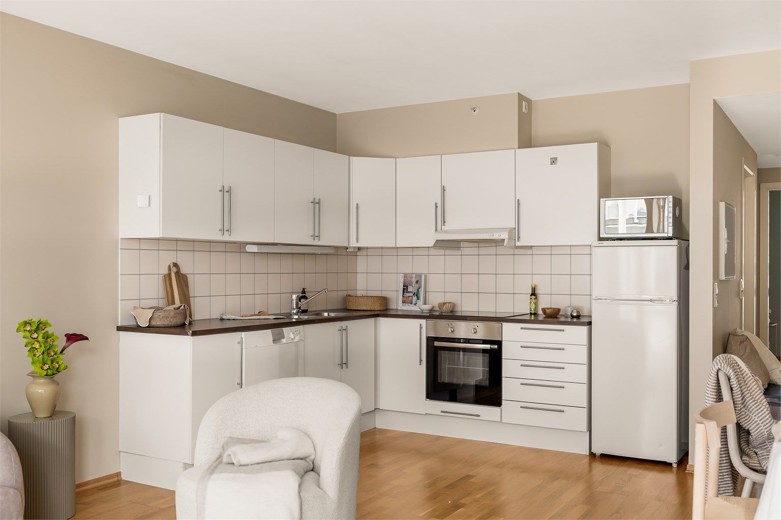 Hvitevarer medfølger leiligheten ( kjøleskap, oppvaskmaskin, komfyr/platetopp )
