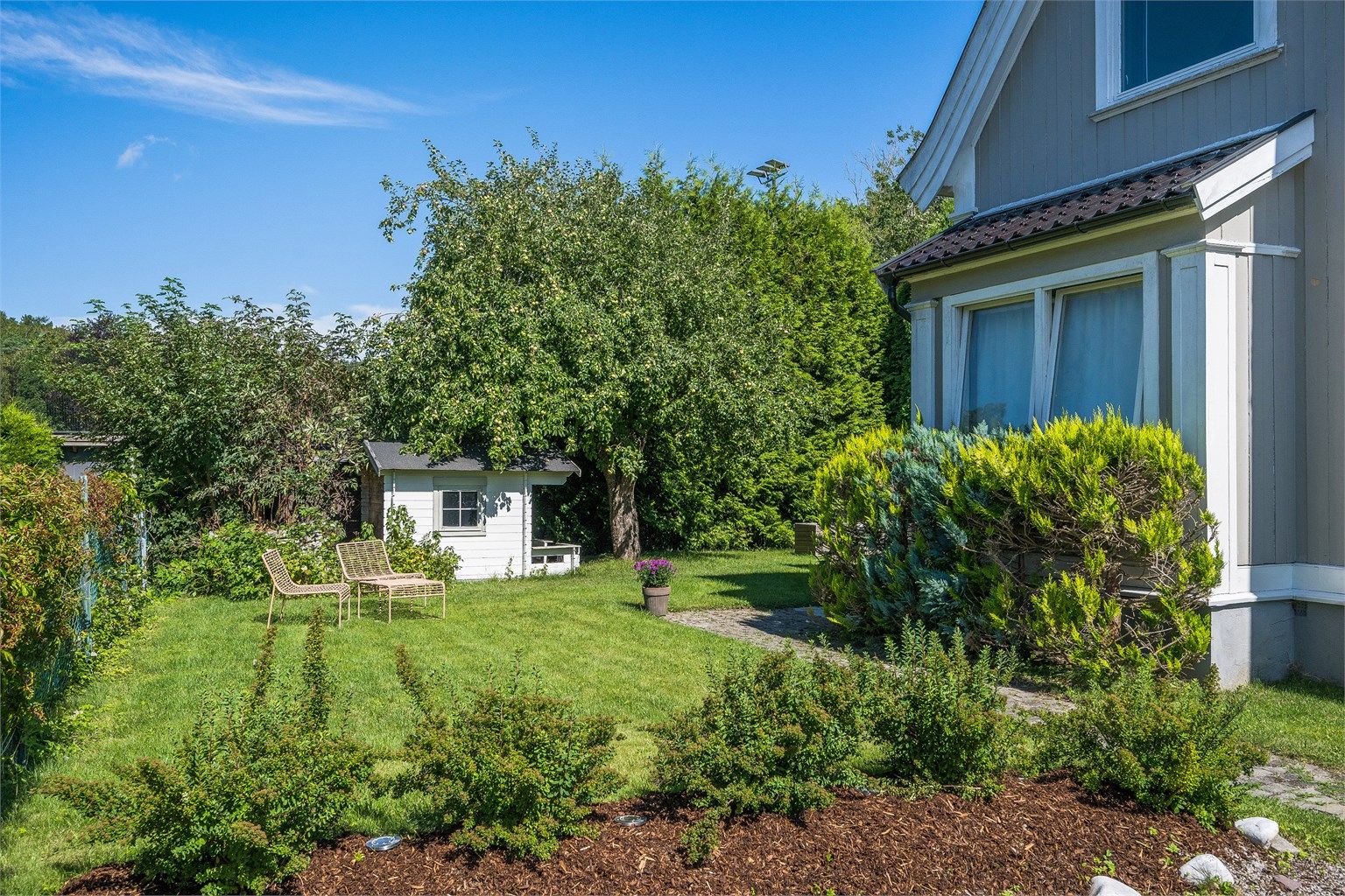 Sjarmerende omgivelser og pent opparbeidet hage.