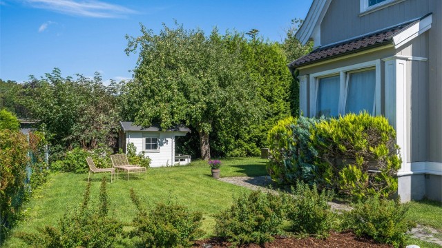 Sjarmerende omgivelser og pent opparbeidet hage.