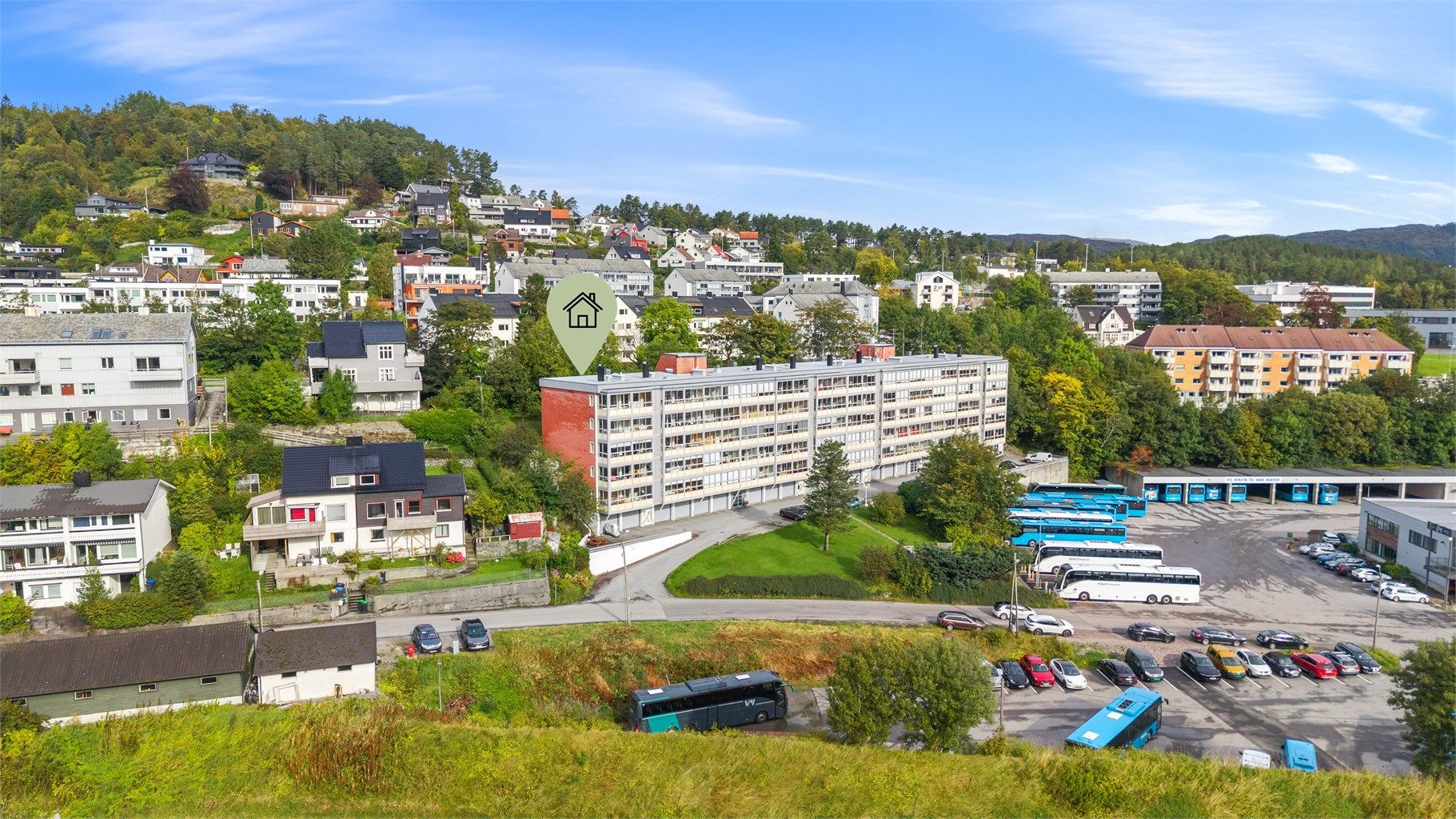Dronebilde av eiendommen sett fra syd
