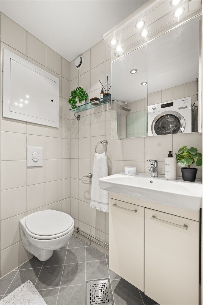 Badet ble oppgradert i regi av borettslaget i 2015. Her er det gulvvarme, vegghengt toalett og downlights i himlingen. Foto: Martine Eren Jacobsen