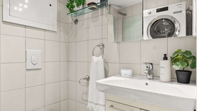 Badet ble oppgradert i regi av borettslaget i 2015. Her er det gulvvarme, vegghengt toalett og downlights i himlingen. Foto: Martine Eren Jacobsen