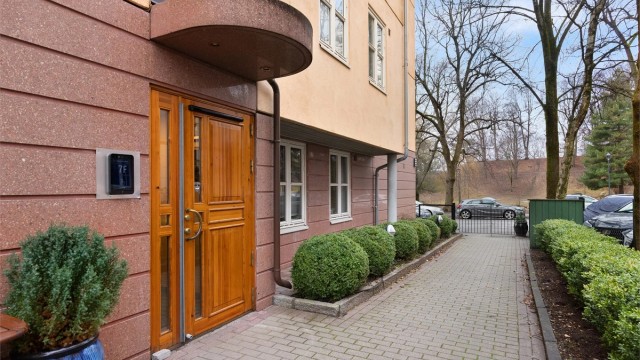Sameiet har velholdte fellesarealer og opplyst inngangsparti. Varmekabler i gangstien inn mot bygget holder denne snø- og isfri i løpet av vinteren.