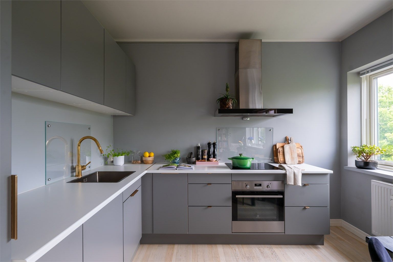 Svært delikat kjøkkeninnredning fra 2018 som er levert av HTH med glatte fronter og slitesterk benkeplate av laminat.