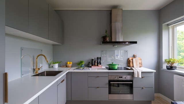 Svært delikat kjøkkeninnredning fra 2018 som er levert av HTH med glatte fronter og slitesterk benkeplate av laminat.