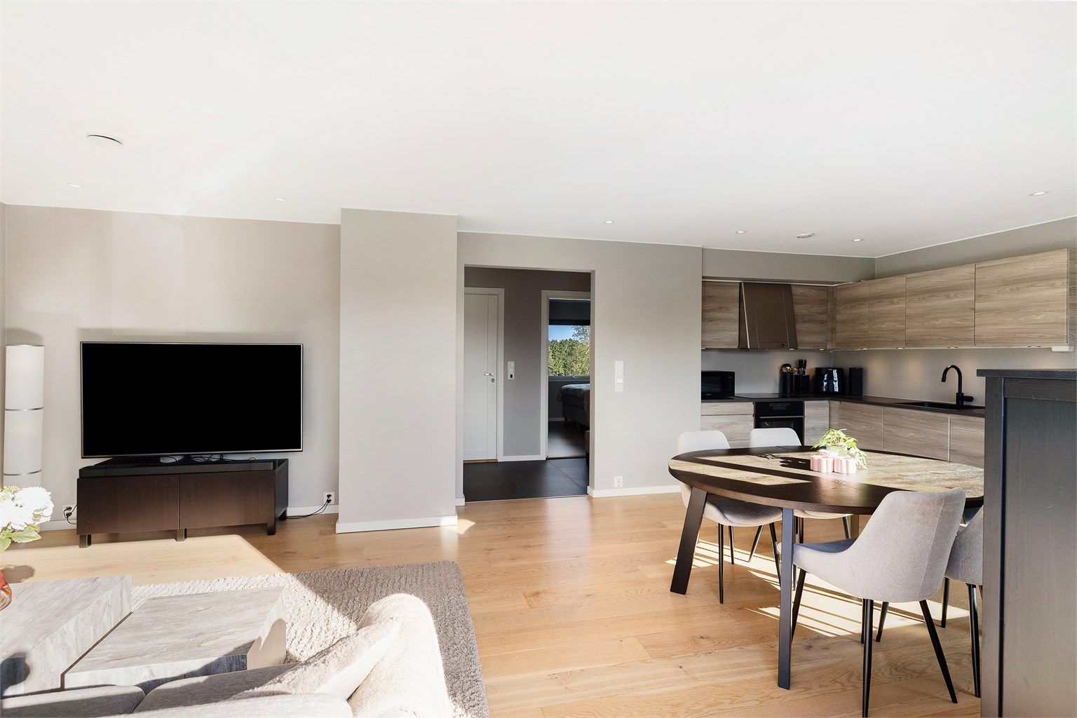 Lekkert kjøkken med god skapplass. 