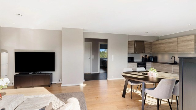 Lekkert kjøkken med god skapplass.