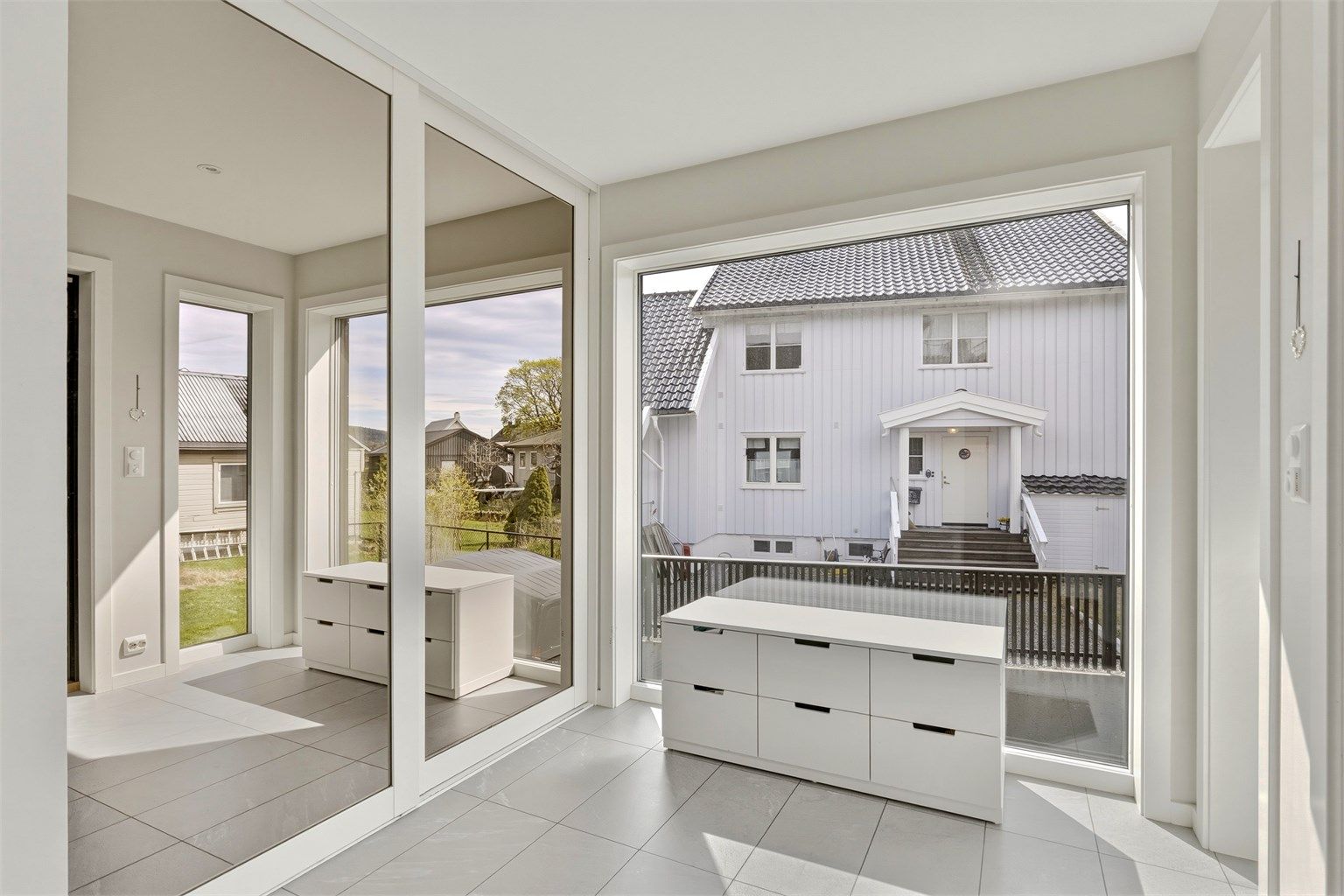 I entréen er det påkledningsplass for hele familien og godt med plass til yttertøy og sko i skyvedørsgarderobe