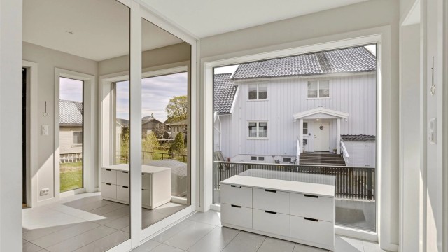 I entréen er det påkledningsplass for hele familien og godt med plass til yttertøy og sko i skyvedørsgarderobe