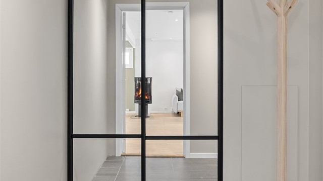 Innebygget skyvedørsgarderobe med speilfronter i gang (1. etasje)