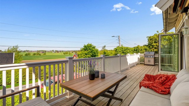 Uteplassen har terrassebord av tre og god plass til utemøbler.