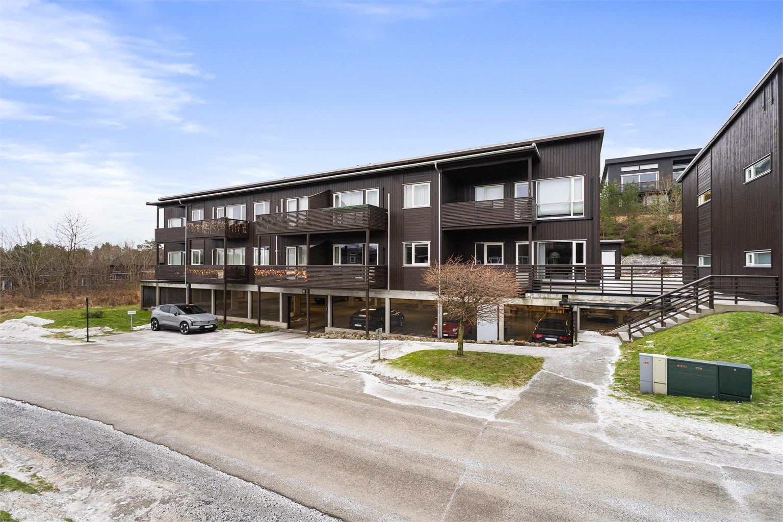 Boligen ligger i et moderne og velholdt boligområde.