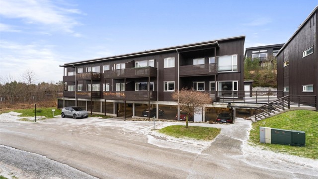 Boligen ligger i et moderne og velholdt boligområde.
