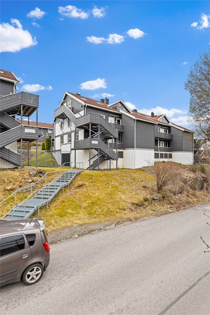 Adkomst til leiligheten via felles utvendig trappeoppgang og egen inngang i tredje etasje.
