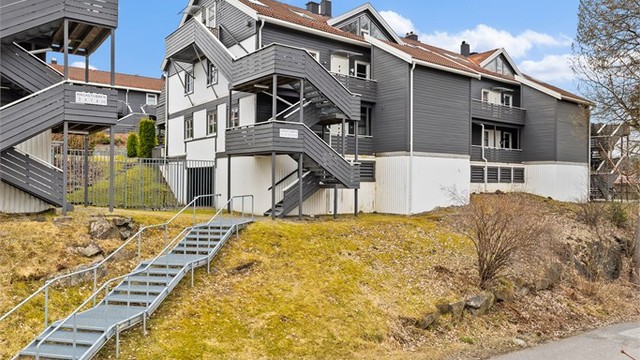 Adkomst til leiligheten via felles utvendig trappeoppgang og egen inngang i tredje etasje.