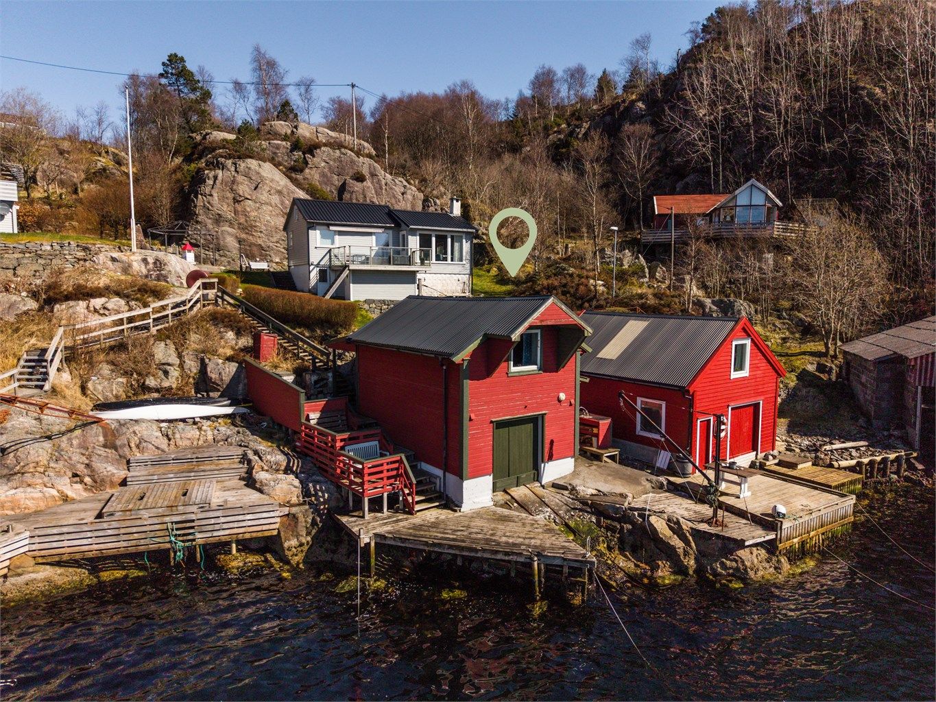 Velkommen til dette naustet med en attraktiv beliggenhet i et etablert og maritimt naustmiljø på Askøy.