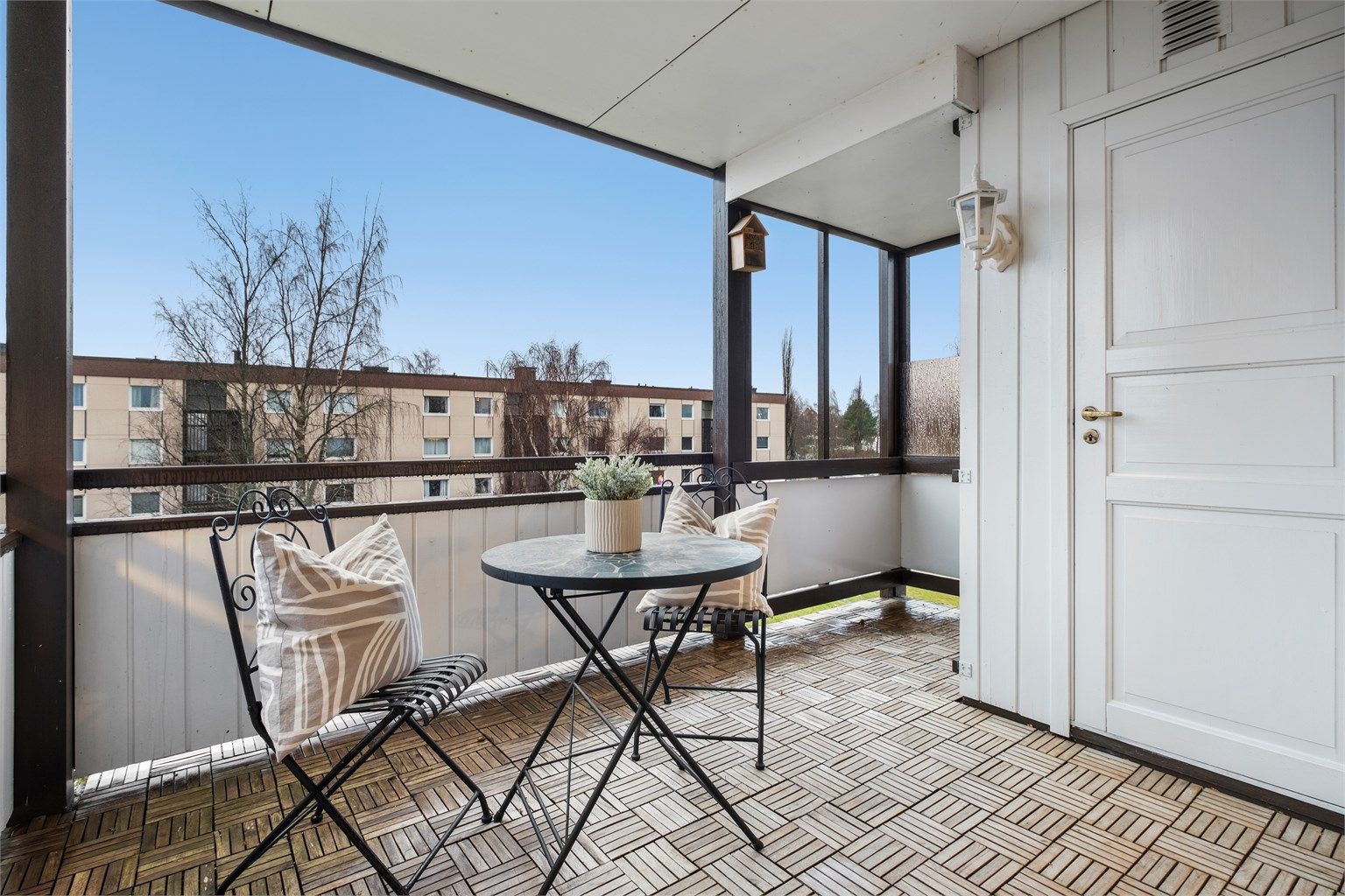 Det er etablert en praktisk utebod på 1 kvm med gode oppbevaringsmuligheter på verandaen. Selger opplyser om solgang fra ca. kl. 12:00 til 19:00 på sommerstid. 