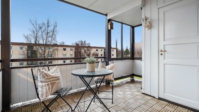 Det er etablert en praktisk utebod på 1 kvm med gode oppbevaringsmuligheter på verandaen. Selger opplyser om solgang fra ca. kl. 12:00 til 19:00 på sommerstid.